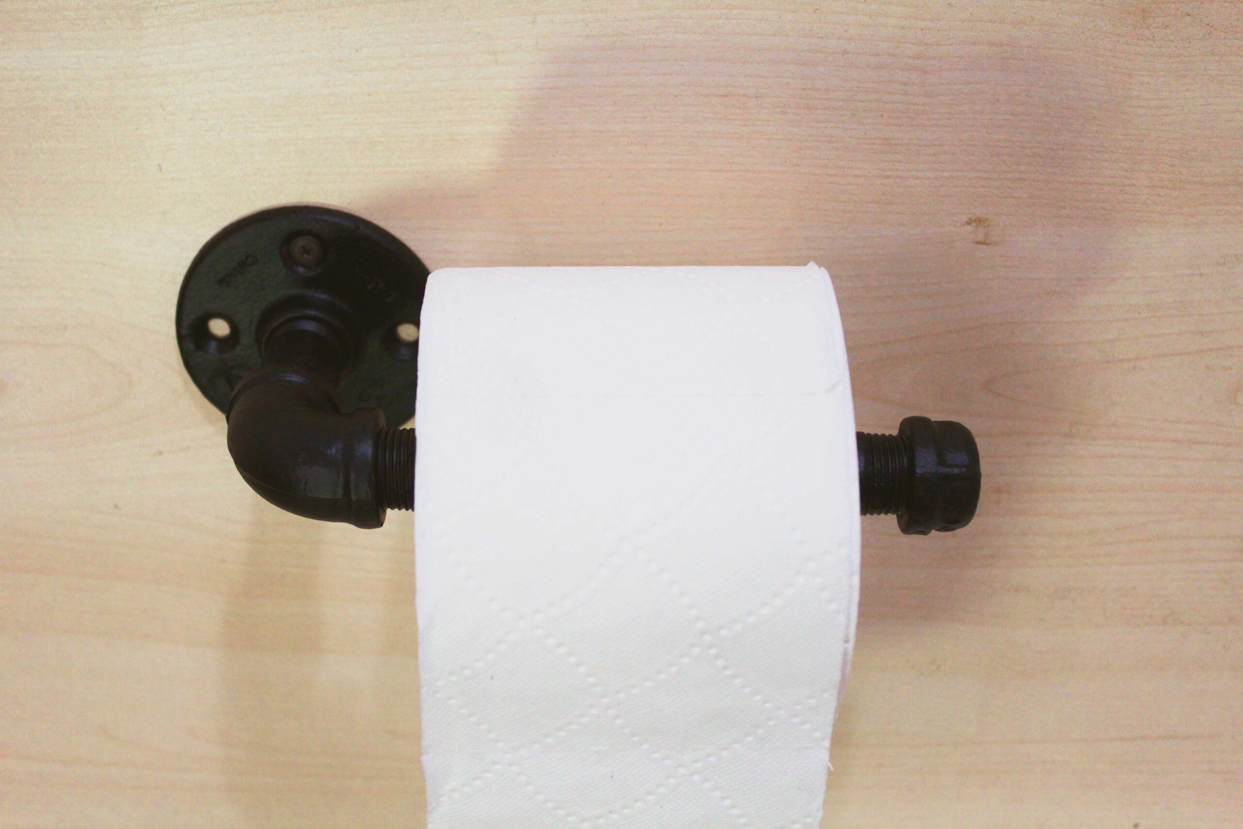 Portarrollos "Itzia" Negro Mate, Estilo Vintage Industrial para Baño, Hecho en México de manera Artesanal con Acero de alta resistencia.