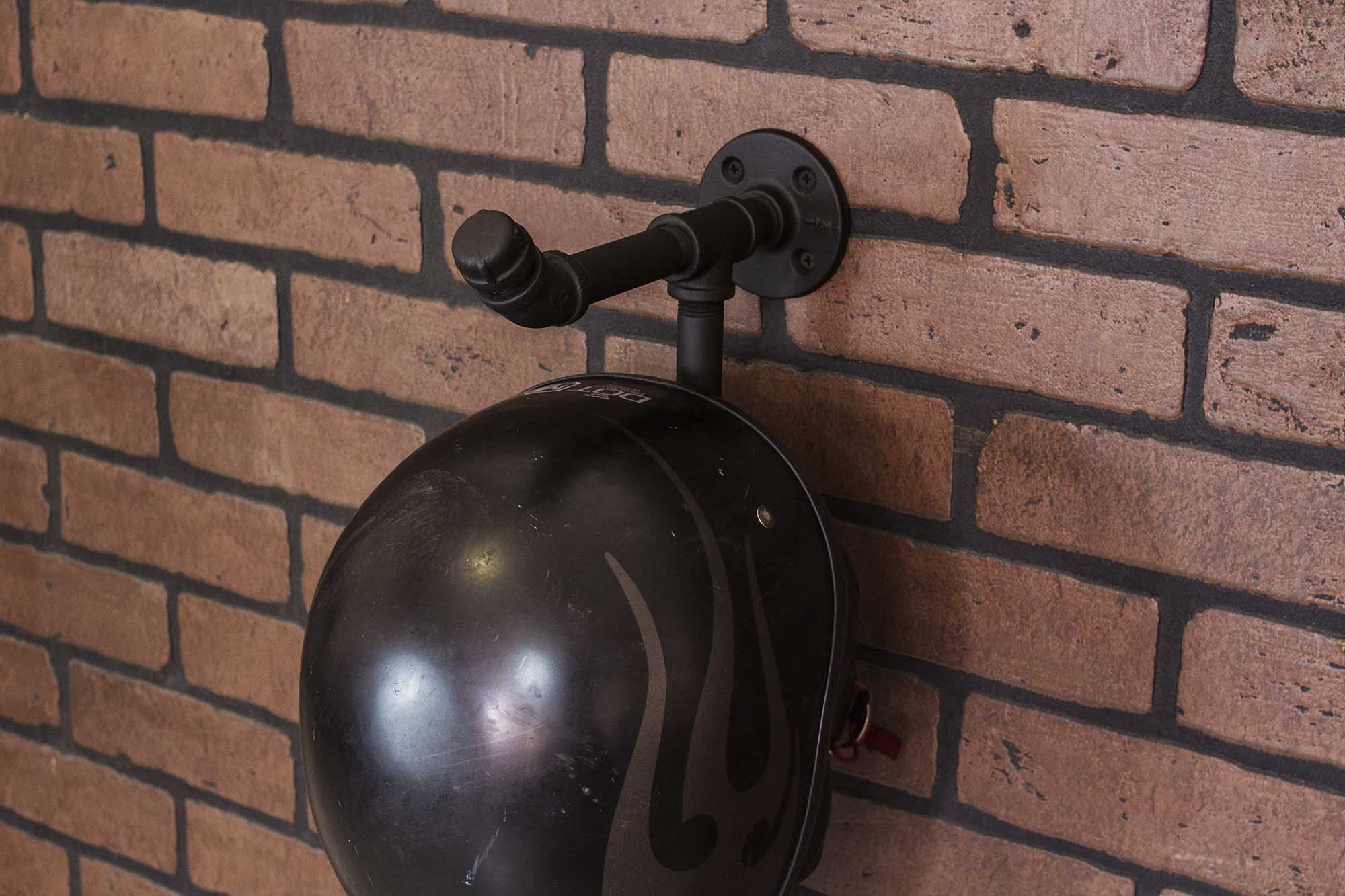 Gancho Perchero de Pared "Akbal" Negro Mate, Estilo Vintage Industrial para Baño, Hecho en México de manera Artesanal con Acero de alta resistencia.