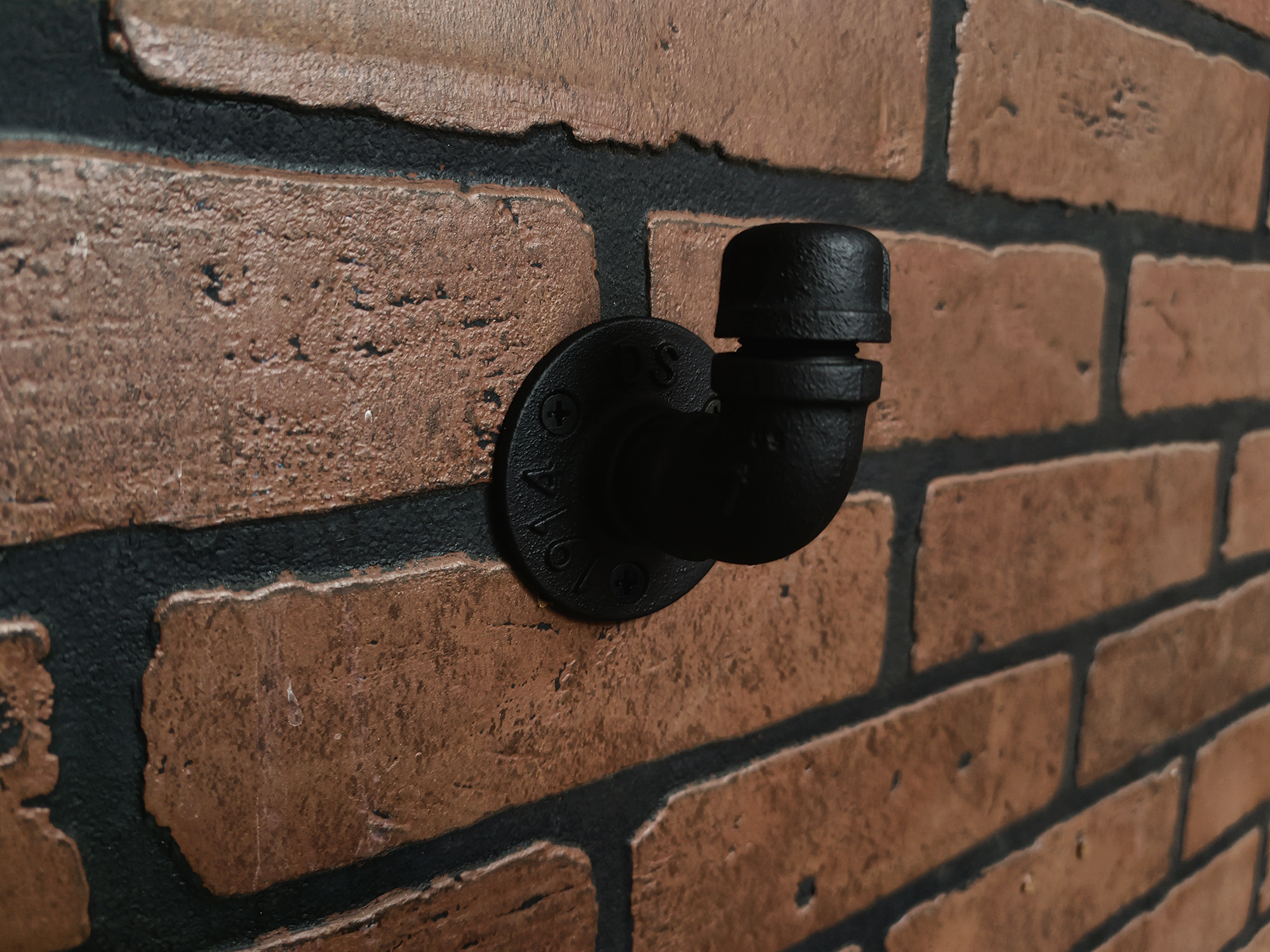 Perchero de Pared "Yatzil" Negro Mate, Estilo Vintage Industrial para Baño, Hecho en México de manera Artesanal con Acero de alta resistencia.