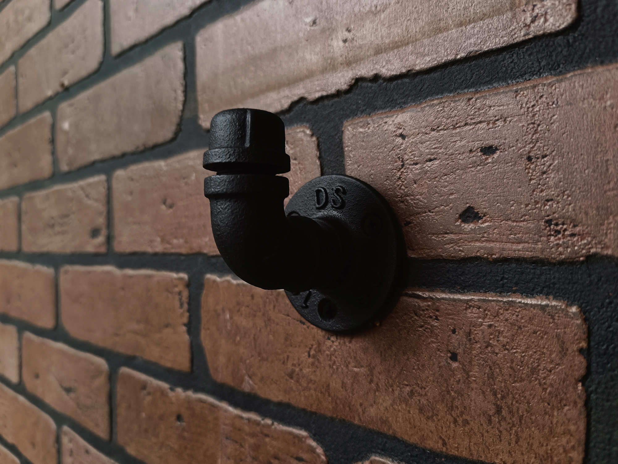 Perchero de Pared "Yatzil" Negro Mate, Estilo Vintage Industrial para Baño, Hecho en México de manera Artesanal con Acero de alta resistencia.