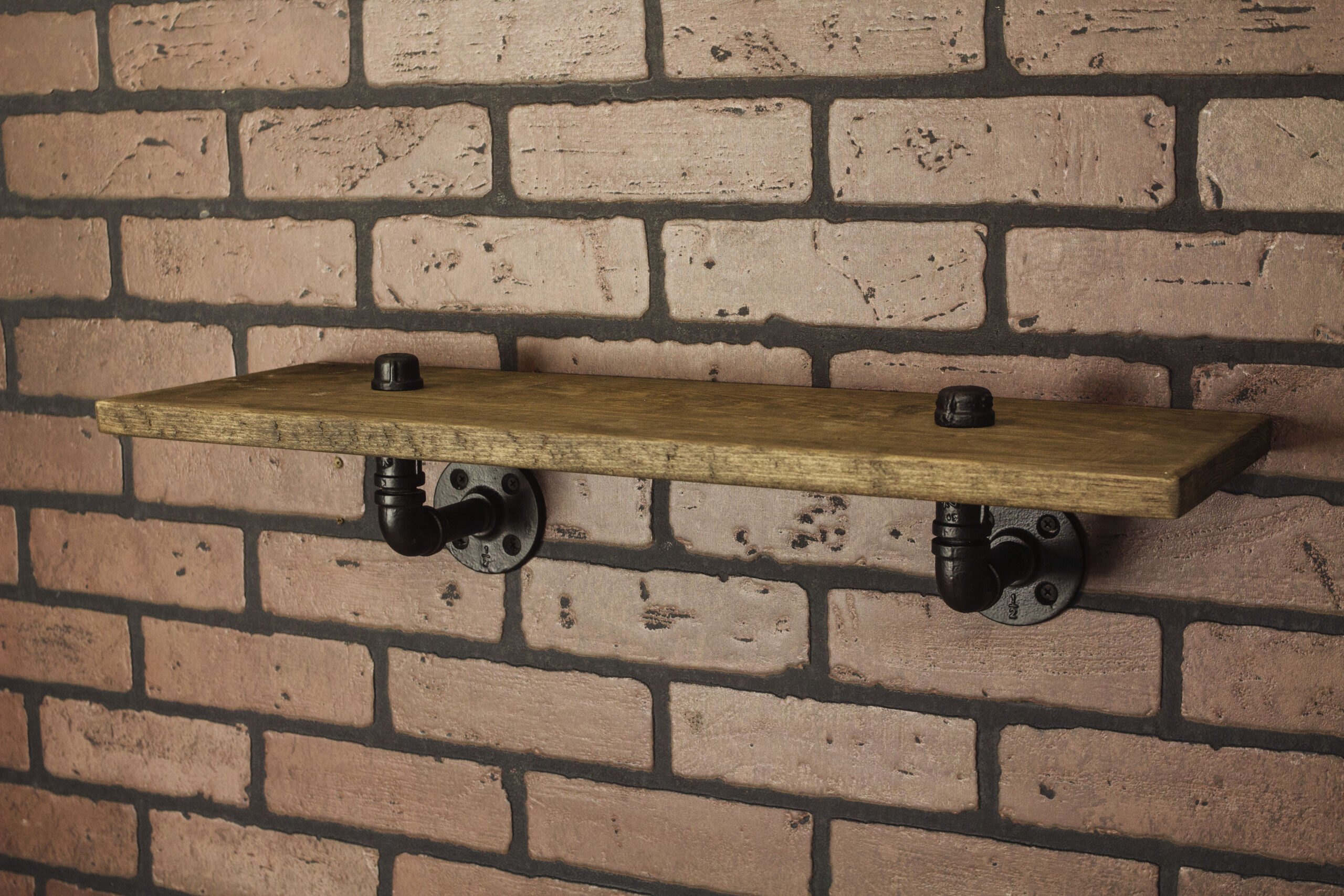 Repisa "Ishtar" Negro Mate, Estilo Vintage Industrial para Baño, Hecho en México de manera Artesanal con Acero de alta resistencia.
