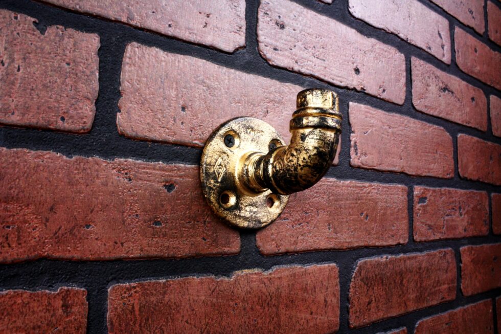Perchero de Pared "Yatzil" Dorado Antiguo, Estilo Vintage Industrial para Baño, Hecho en México de manera Artesanal con Acero de alta resistencia.