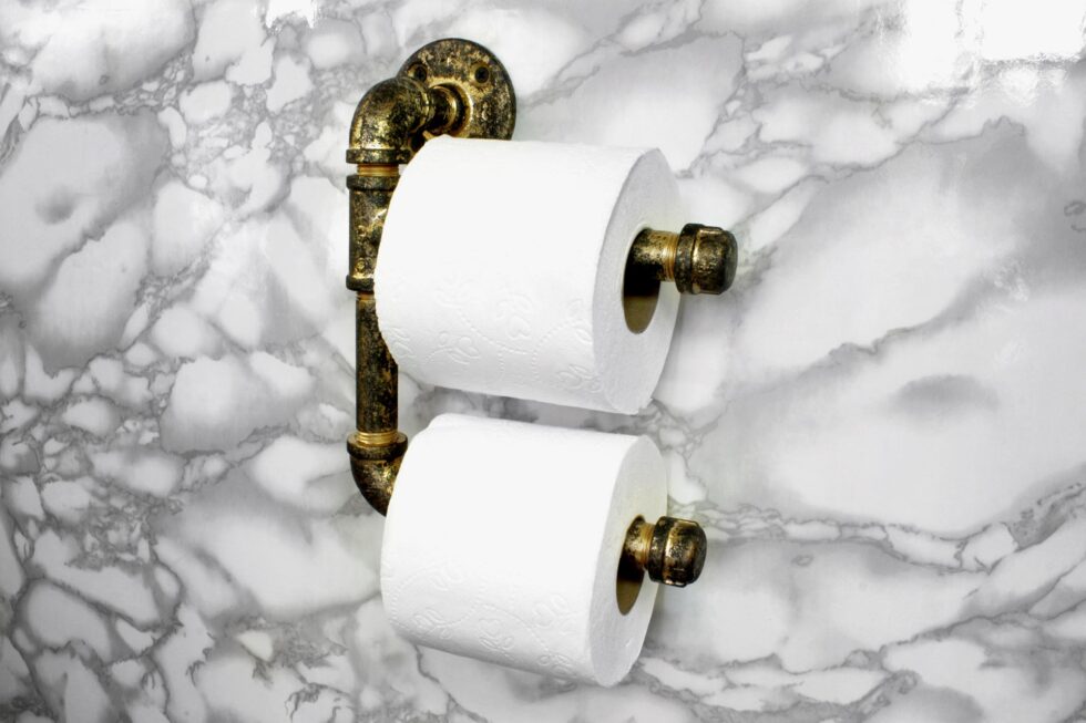 Portarrollos Artesanal Doble "Nicte" Dorado Antiguo, Estilo Vintage Industrial para Baño, Hecho en México de manera Artesanal con Acero de alta resistencia.