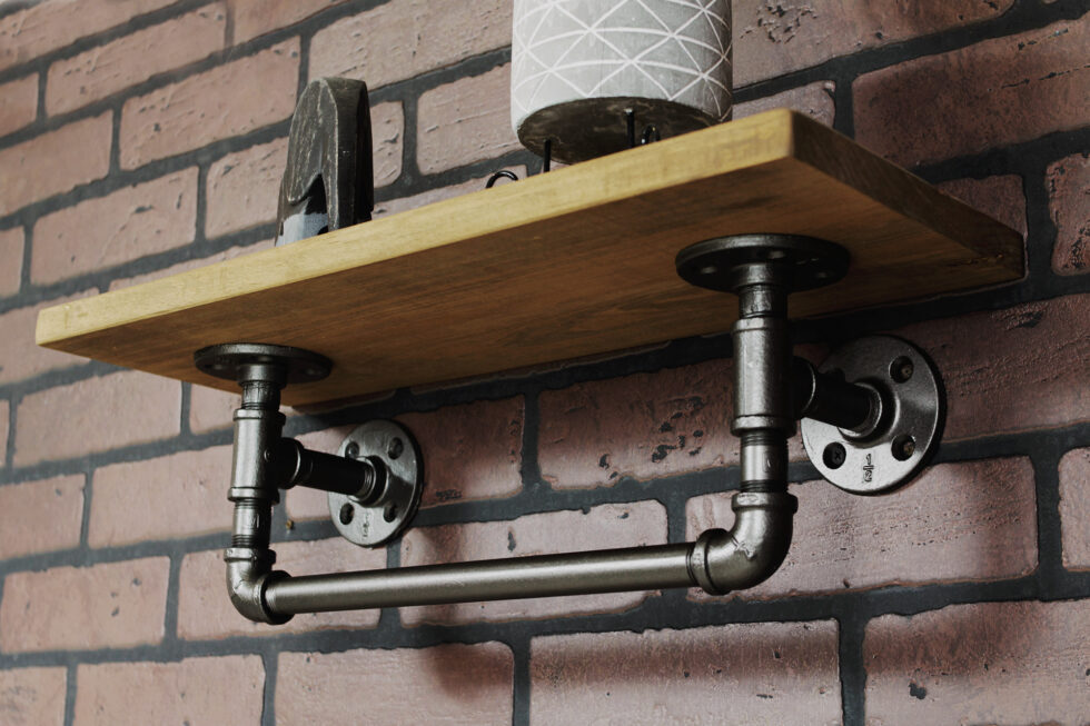 Repisa "Ninive" Gris Hierro, Estilo Vintage Industrial para Baño, Hecho en México de manera Artesanal con Acero de alta resistencia.